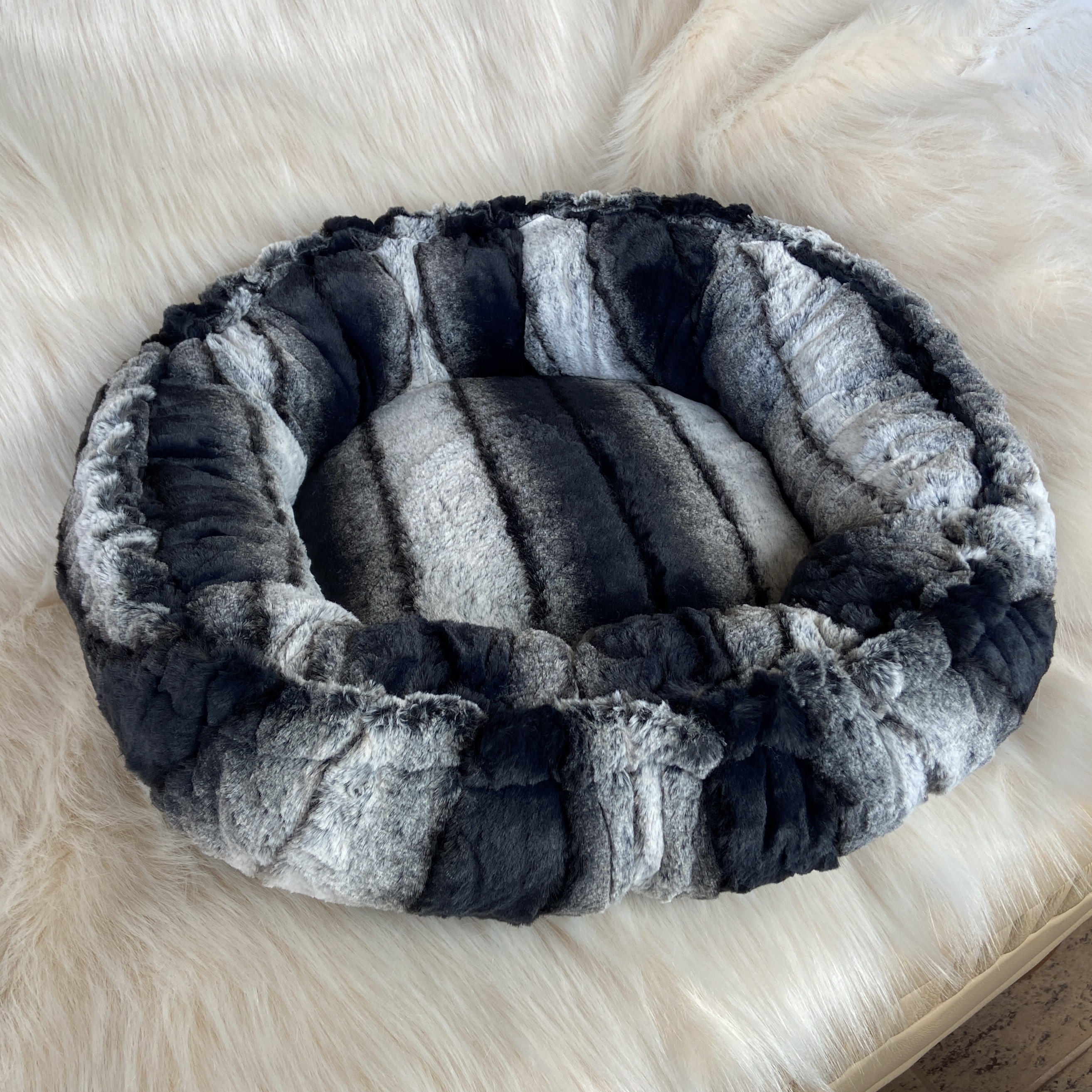  Luxusní kožešinový pelíšek pro psa, černošedý proužek