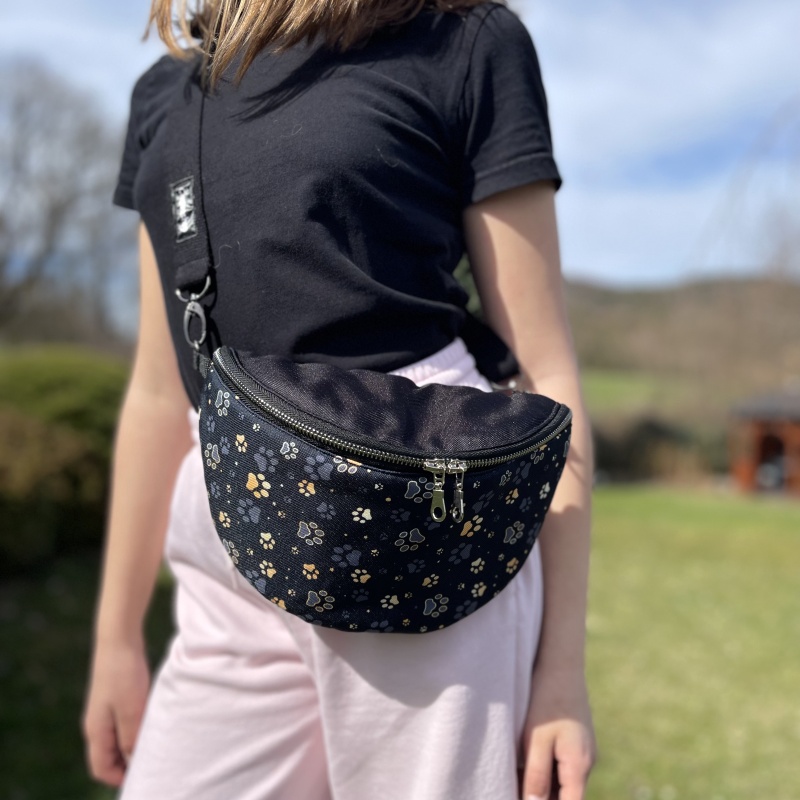 Elegantní dámská ledvinka 15×20 cm se širokým nastavitelným popruhem- černá tlapka