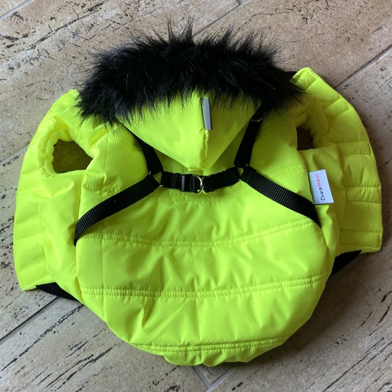 Zimní reflexní obleček pro psa se všitými kšírkami a odepínací kapucí - neon žlutozelený