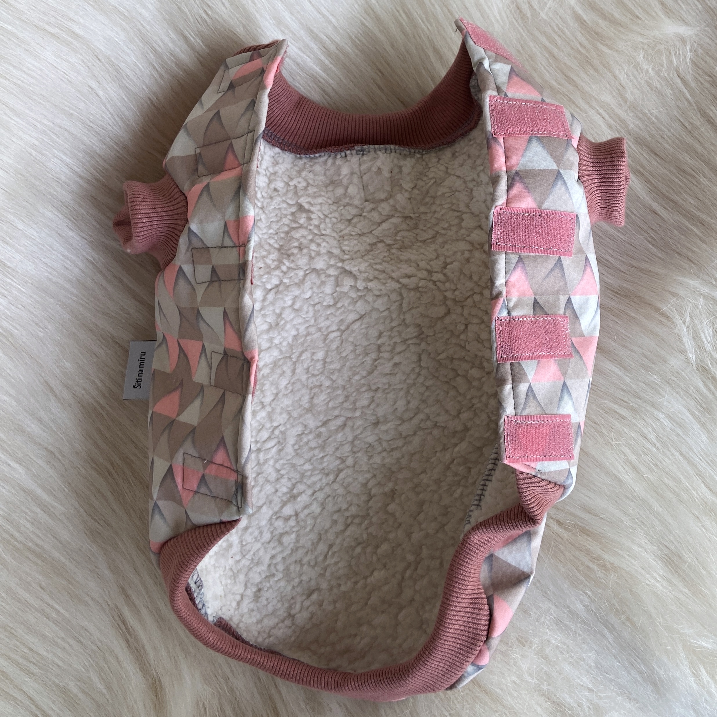 Softshellový obleček s beránkem, trojúhelníky šedorůžový