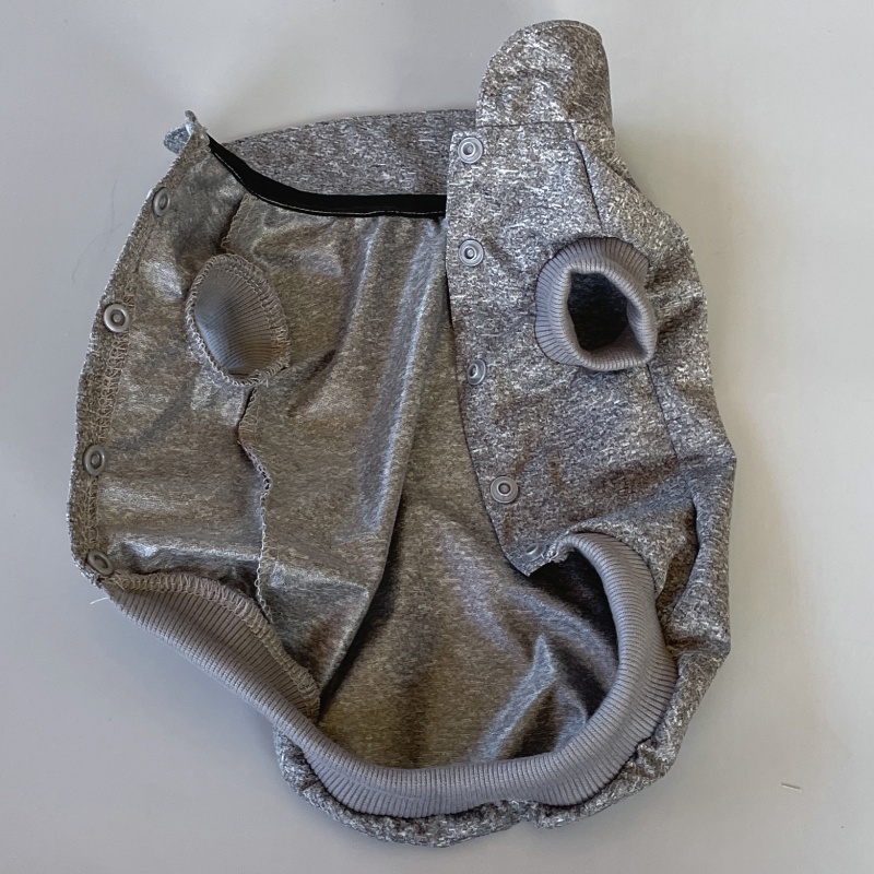 Letní větrovka – pláštěnka pro psa v žíhané šedé