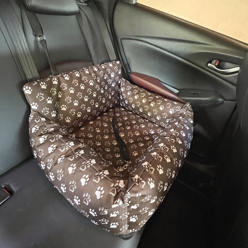Cestovní pelíšek pro psa 50×45 cm – hnědá kočárkovina s potiskem tlapek