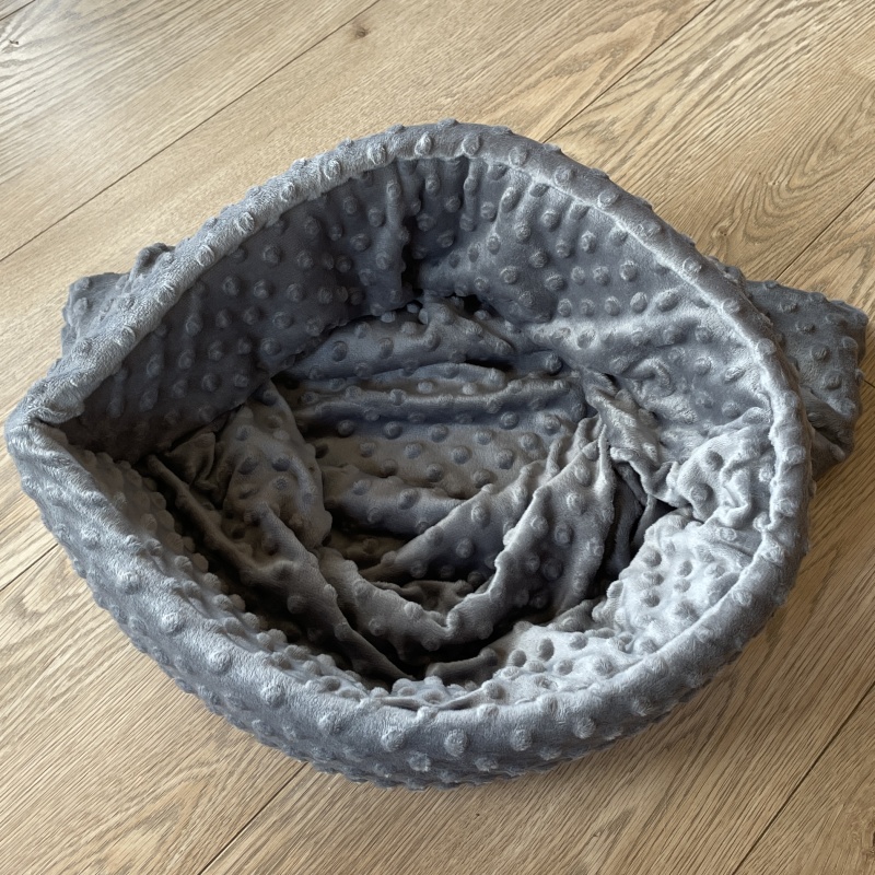 🐾Pelíšek- tulipytlík minky 52x56 vyztužený okraj, – tm. šedý