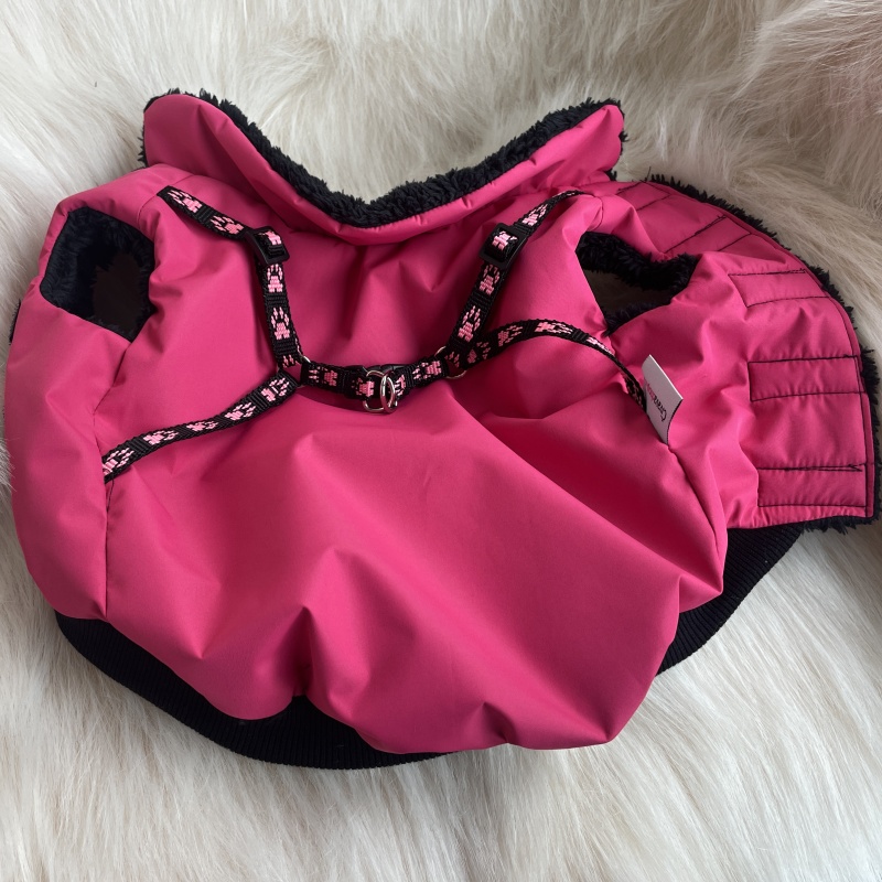 ❄️ Zimní kožíšek pro psa se všitými kšírami – sytě růžový