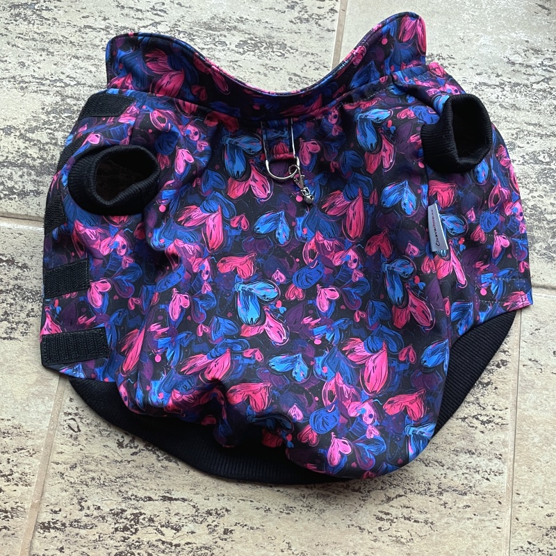 Funkční zimní softshellová pláštěnka pro psy – Balónková srdíčka