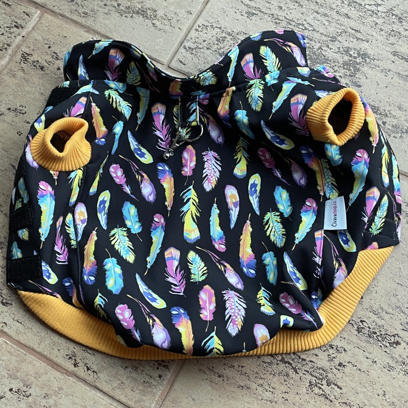 Funkční zimní softshellová pláštěnka pro psy – Barevná peříčka