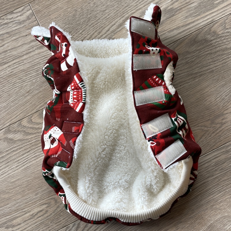 Vánoční kožíšková mikina – skořicová se vzorem svetrů 🎄