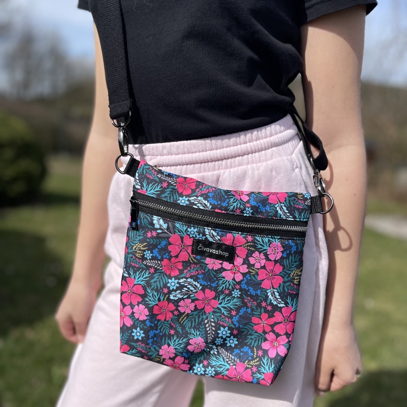 Venčící Mini Crossbody (21×22 cm) – praktická, stylová a voděodolná, růžové květy