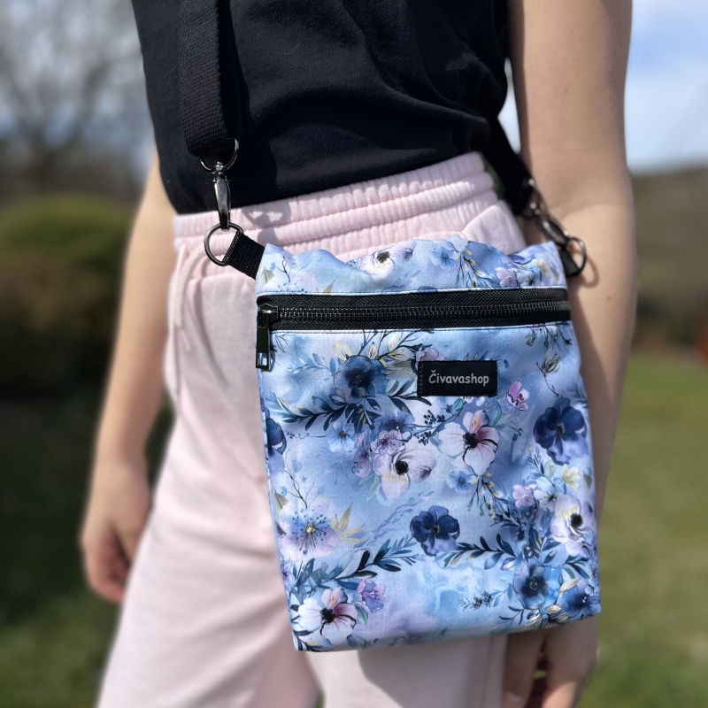 Venčící Mini Crossbody (21x22 cm) – praktická, stylová a voděodolná, modré květy