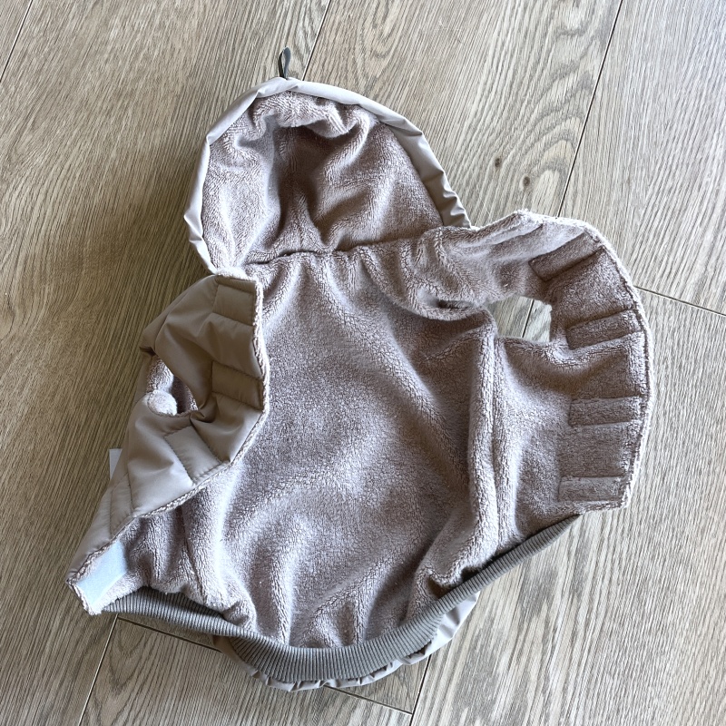 Prošívaná zimní bunda pro psa Lada, šitá na míru, světlá šedobéžová