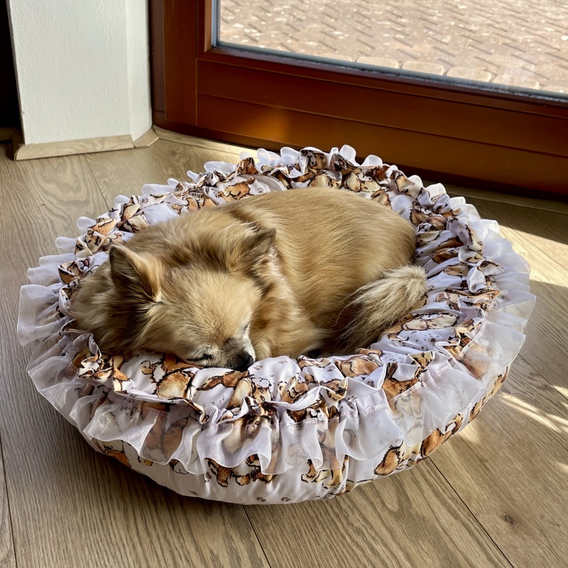 Kulatý bavlněný pelíšek pro čivavy bílý s potiskem pejsků