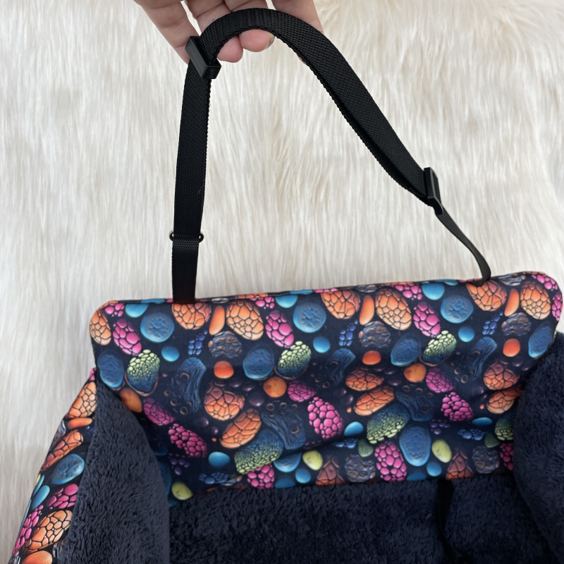 Cestovní pelíšek pro psa s tulipytlíkem, vhodný do auta, barevné kamínky