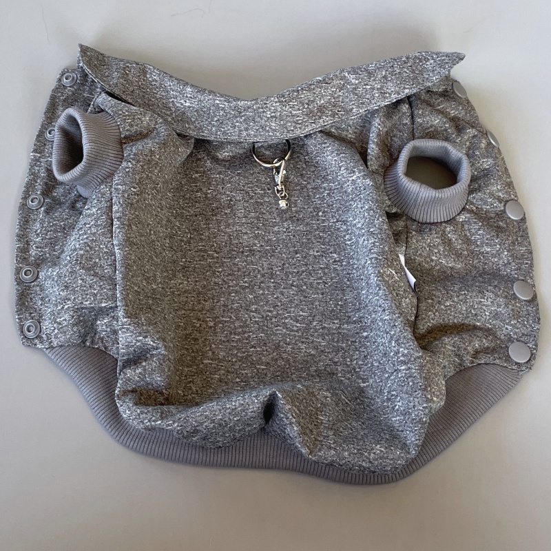 Letní větrovka – pláštěnka pro psa v žíhané šedé