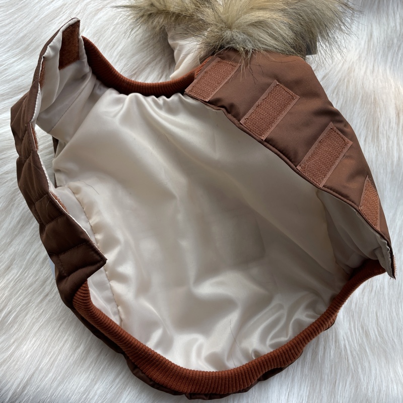 ❄️ Elegantní zimní bunda pro psa s odepínací kapucí – šitá na míru v barvě oříšek