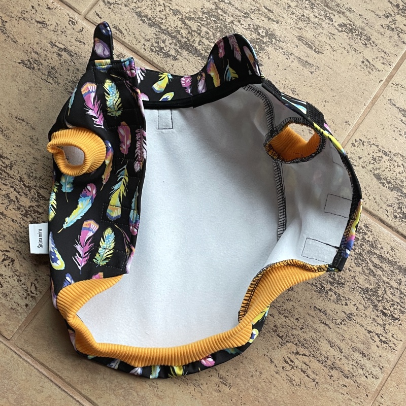 Funkční zimní softshellová pláštěnka pro psy – Barevná peříčka