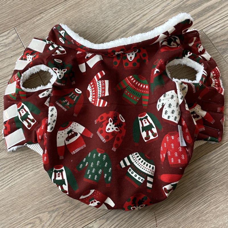 Vánoční kožíšková mikina – skořicová se vzorem svetrů 🎄