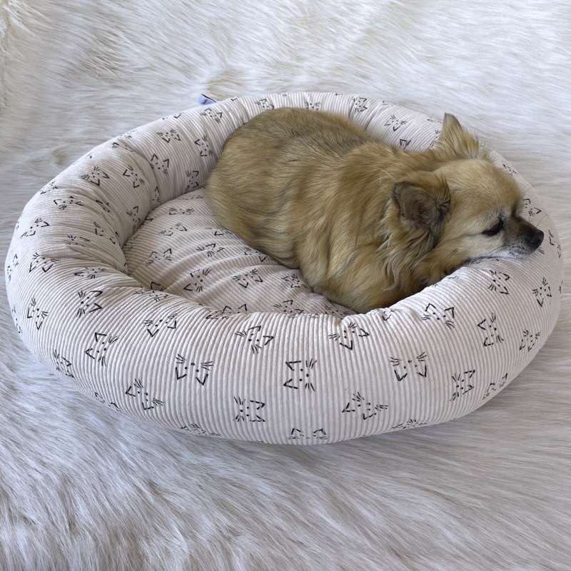 Kulatý manšestrový pelíšek čivavashop Dana, béžový kočky, 50cm