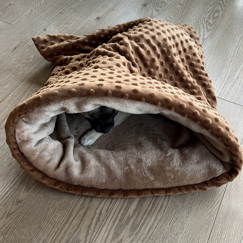 Plyšový tulipytlík s vyztuženým okrajem 65×55 cm – skořicové minky