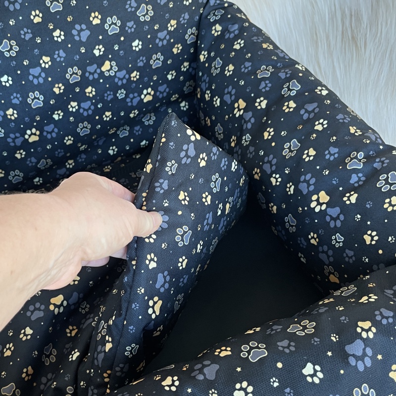 Cestovní pelíšek – autosedačka pro psa (Černá s potiskem tlapiček)