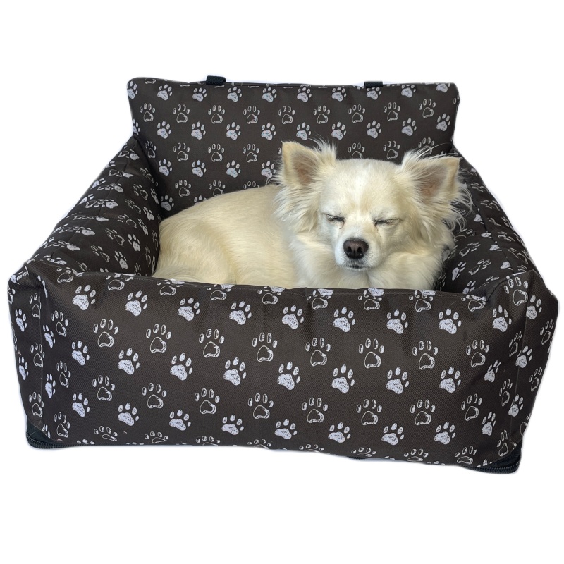 Cestovní pelíšek pro psa 50×45 cm – hnědá kočárkovina s potiskem tlapek
