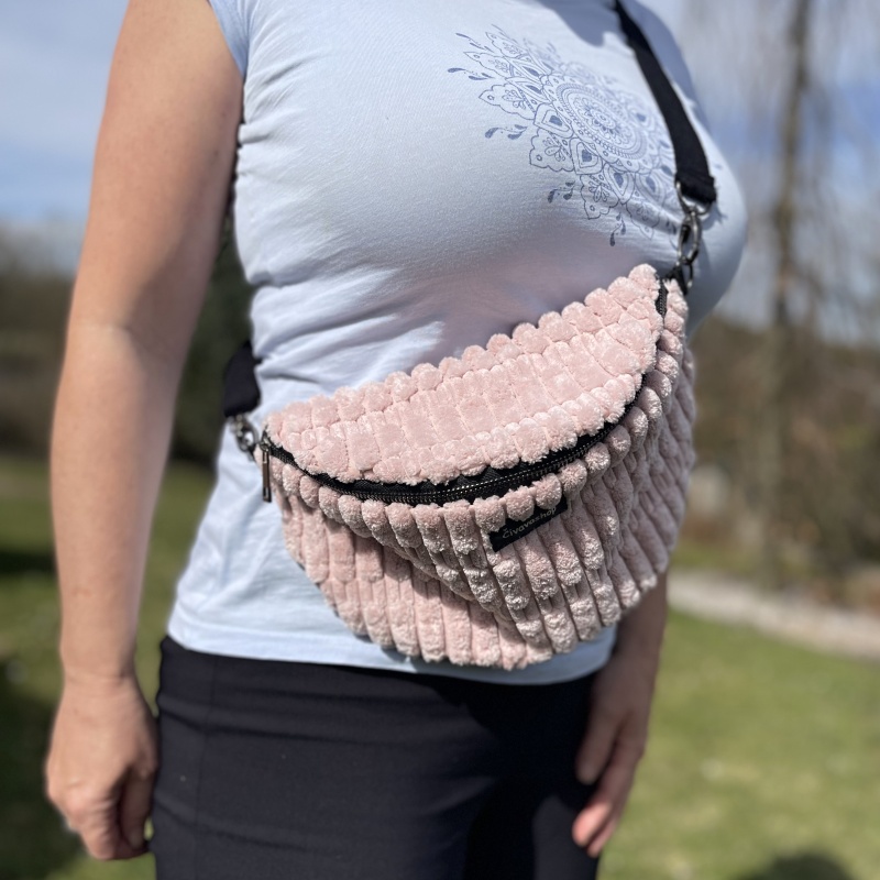 Elegantní dámská ledvinka 15×20 cm- kouřově starorůžová