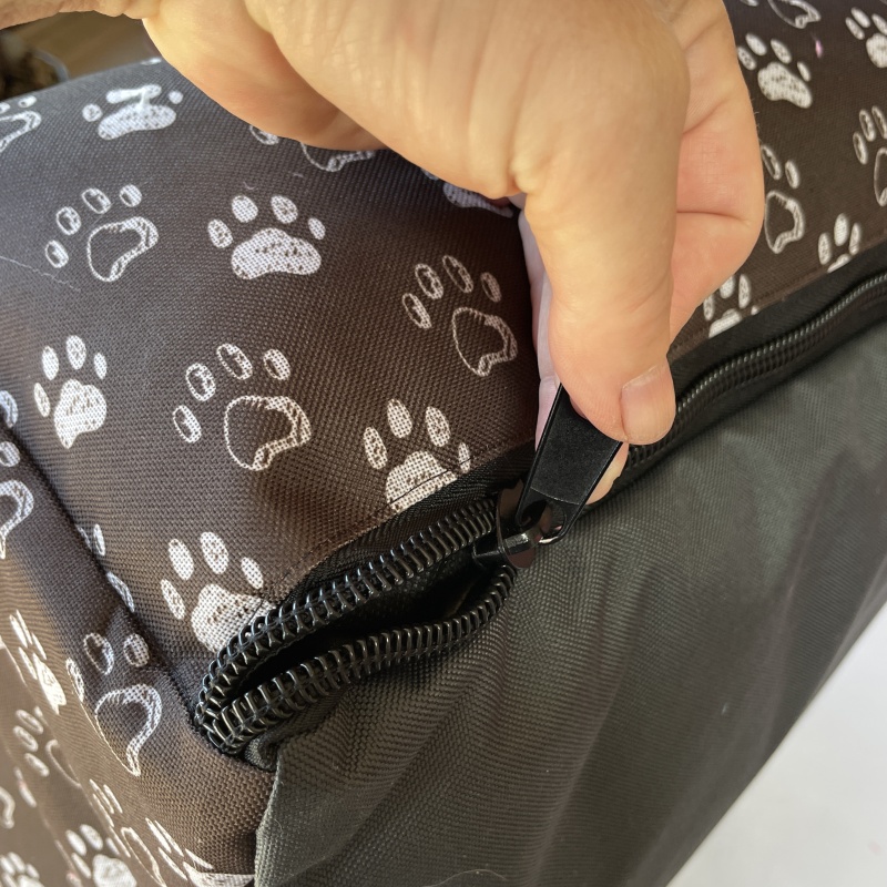 Cestovní pelíšek pro psa 50×45 cm – hnědá kočárkovina s potiskem tlapek