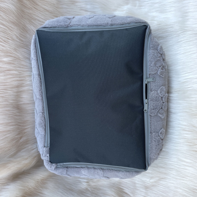 Kožešinový pelíšek šedý s tlapkami – pohodlí, které vydrží – sundavací potahy, 50x40 cm