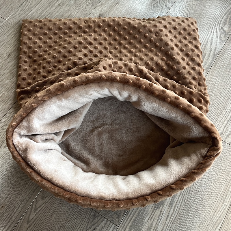 Plyšový tulipytlík s vyztuženým okrajem 65×55 cm – skořicové minky