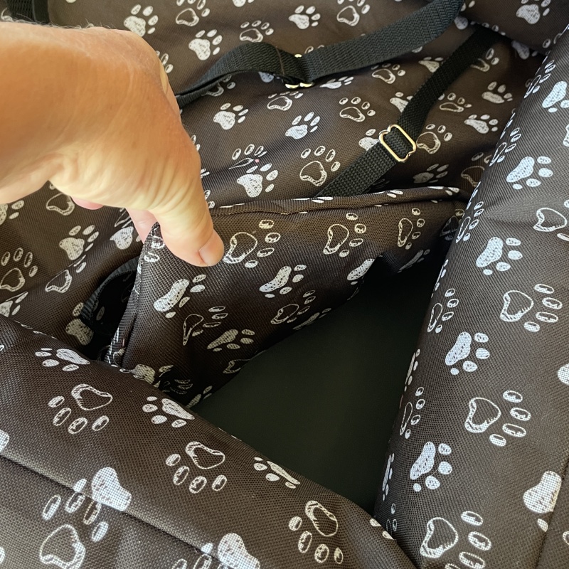 Cestovní pelíšek pro psa 50×45 cm – hnědá kočárkovina s potiskem tlapek