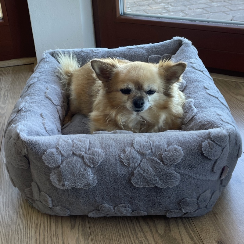 Kožešinový pelíšek šedý s tlapkami – pohodlí, které vydrží – sundavací potahy, 50x40 cm