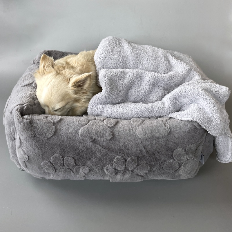 Kožešinový pelíšek šedý s tlapkami – pohodlí, které vydrží – sundavací potahy, 50x40 cm