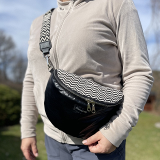 Elegantní dámská ledvinka 15×20 cm se širokým nastavitelným popruhem- černobéžová