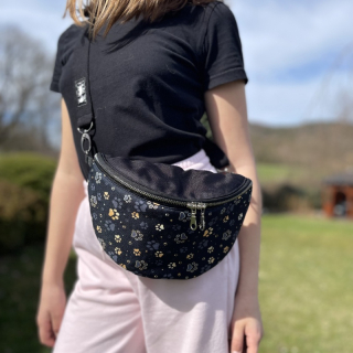 Elegantní dámská ledvinka 15×20 cm se širokým nastavitelným popruhem- černá tlapka