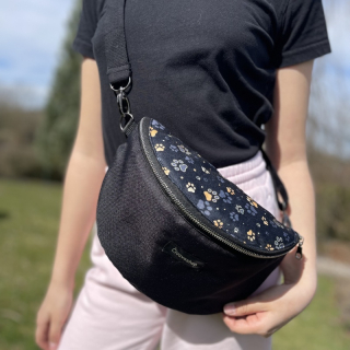 Elegantní dámská ledvinka 15×20 cm se širokým nastavitelným popruhem- černá tlapka 2
