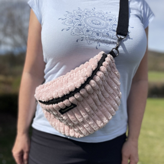 Elegantní dámská ledvinka 15×20 cm- kouřově starorůžová